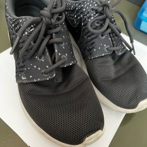 Nike women’s/youth sneakers. Size 6. Dark grey, super comfy and great condition!